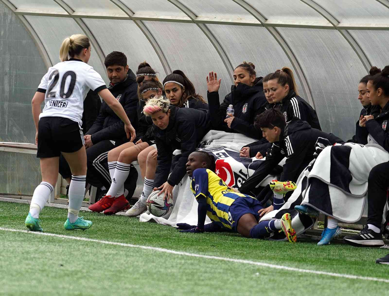 Turkcell Kadın Futbol Süper Ligi: Fenerbahçe: 2 - Beşiktaş: 1 Turkcell Kadın Futbol Süper Ligi 12. hafta mücadelesinde Fenerbahçe, Beşiktaş’ı konuk etti. Sarı-lacivertli ekip 2-1 kazanırken, siyah-beyazlılar ...