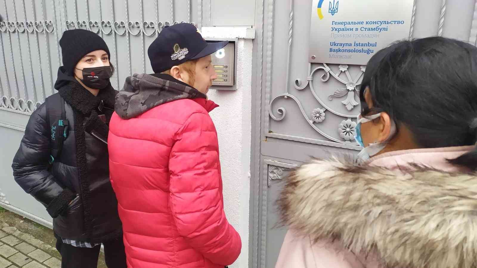 Rusya’nın askeri harekatının başlamasıyla Türkiye’de mahsur kalan Ukrayna vatandaşları, konsolosluğa başvurdu. Rusya’nın Ukrayna’ya yönelik ...