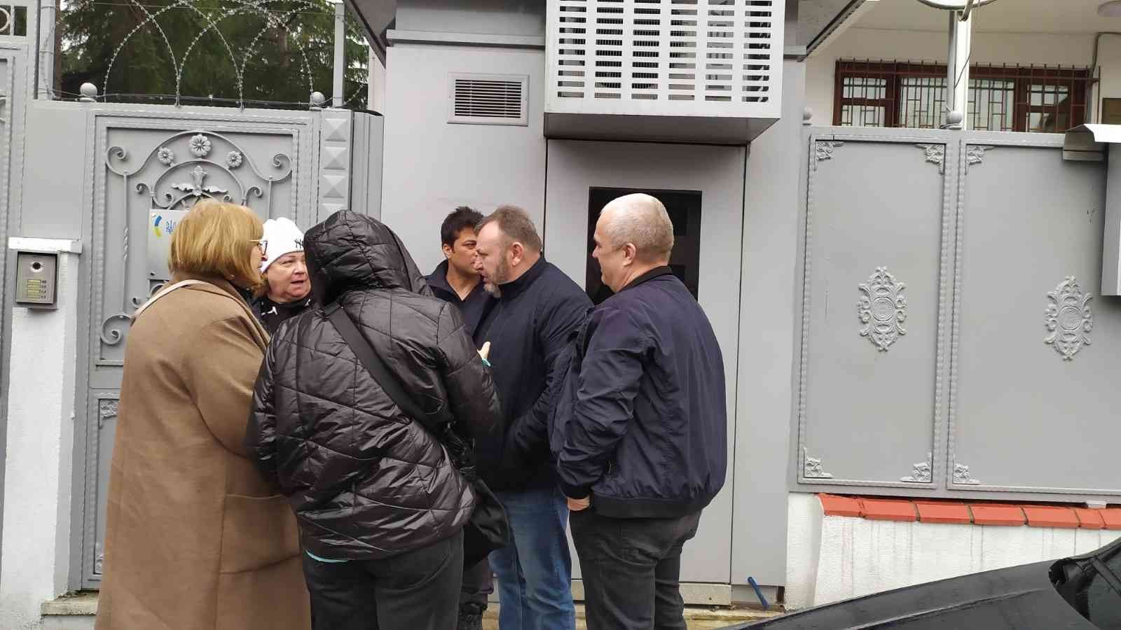 Rusya’nın askeri harekatının başlamasıyla Türkiye’de mahsur kalan Ukrayna vatandaşları, konsolosluğa başvurdu. Rusya’nın Ukrayna’ya yönelik ...