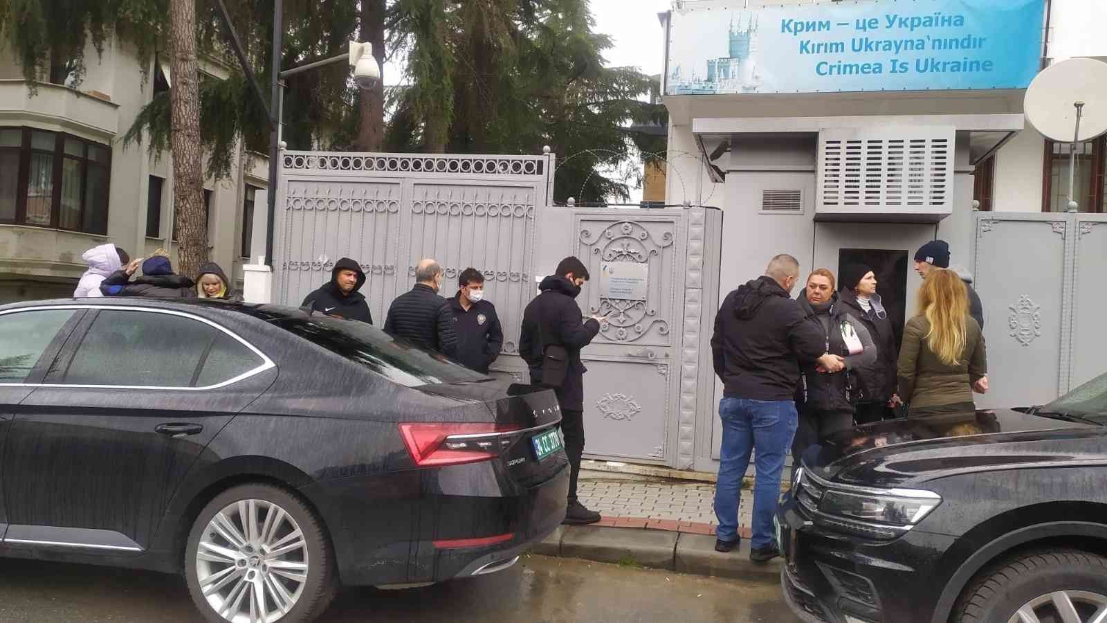 Rusya’nın askeri harekatının başlamasıyla Türkiye’de mahsur kalan Ukrayna vatandaşları, konsolosluğa başvurdu. Rusya’nın Ukrayna’ya yönelik ...