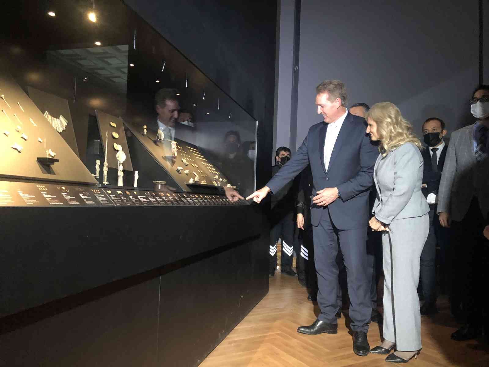 Türkiye’ye iade edilen 28 tarihi eser İstanbul Arkeoloji Müzesi’nde sergileniyor Türkiye’den kaçırılan 28 eserin iade süreci Kültür ve Turizm Bakanlığı tarafından yürütülen çalışmalarla başarılı şekilde tamamlandı. Eserlerin ...