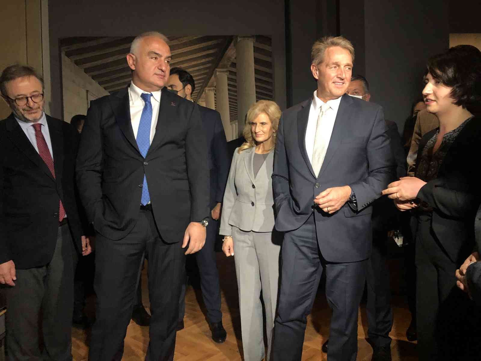 Türkiye’ye iade edilen 28 tarihi eser İstanbul Arkeoloji Müzesi’nde sergileniyor Türkiye’den kaçırılan 28 eserin iade süreci Kültür ve Turizm Bakanlığı tarafından yürütülen çalışmalarla başarılı şekilde tamamlandı. Eserlerin ...