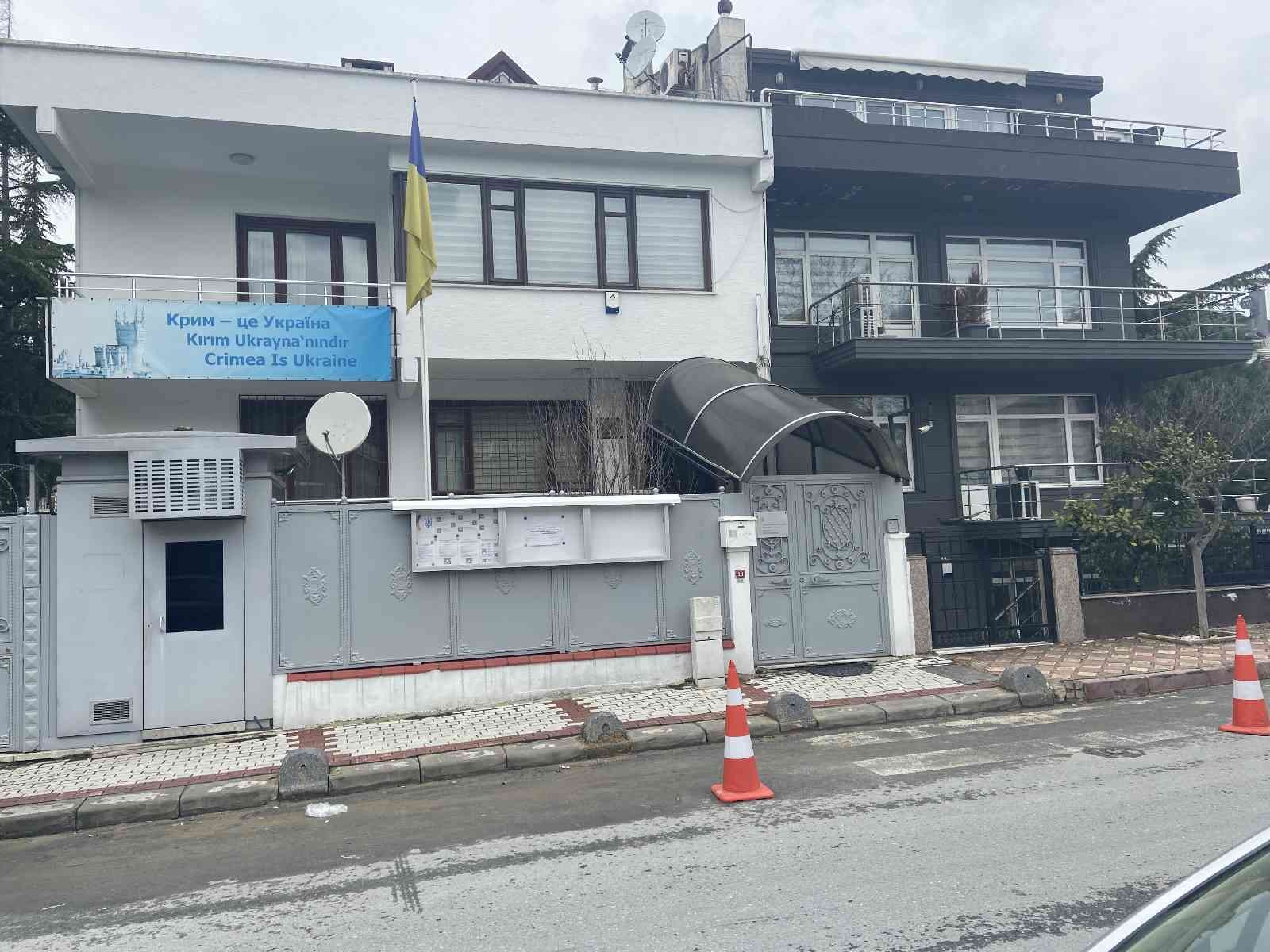 Türkiye’ye konferansa gelen 6 Ukraynalı doktor ülkesine dönmeyi bekliyor Türkiye’ye konferans için gelen 6 Ukraynalı doktor ülkelerine geri dönebilmek için Ukrayna İstanbul Başkonsolosluğu’na gelerek yardım istedi ...