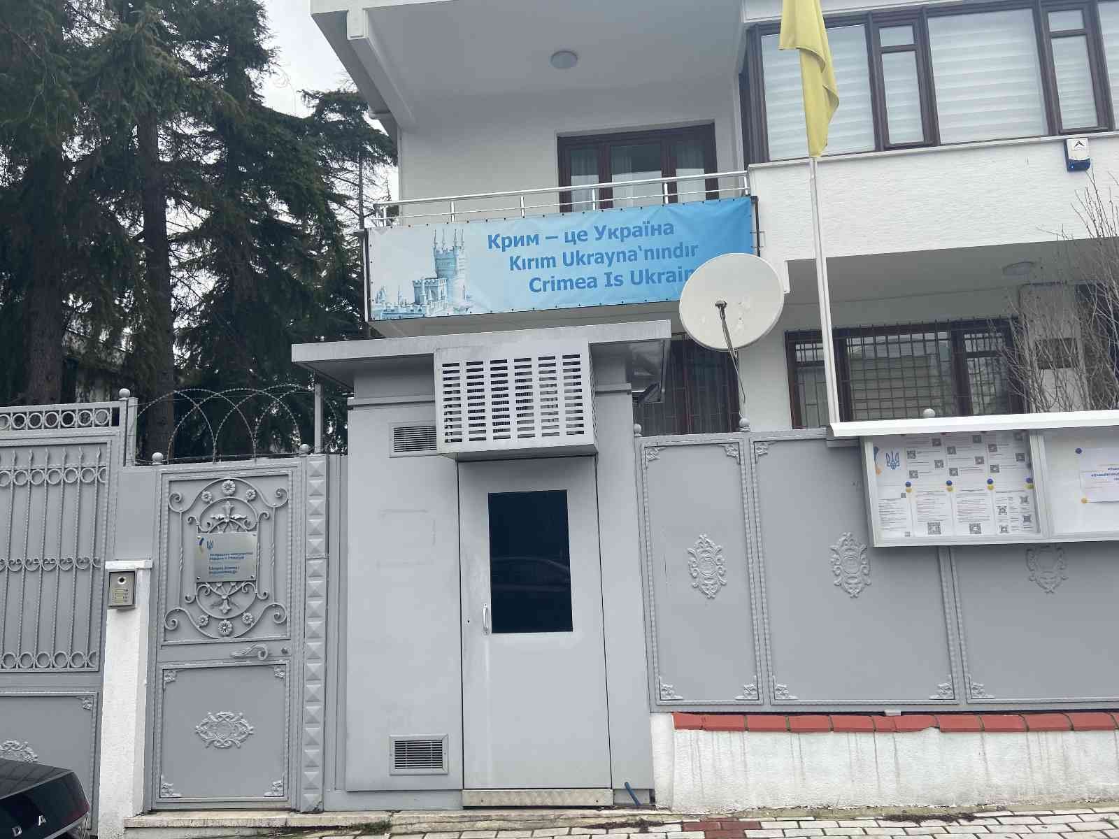 Türkiye’ye konferansa gelen 6 Ukraynalı doktor ülkesine dönmeyi bekliyor Türkiye’ye konferans için gelen 6 Ukraynalı doktor ülkelerine geri dönebilmek için Ukrayna İstanbul Başkonsolosluğu’na gelerek yardım istedi ...