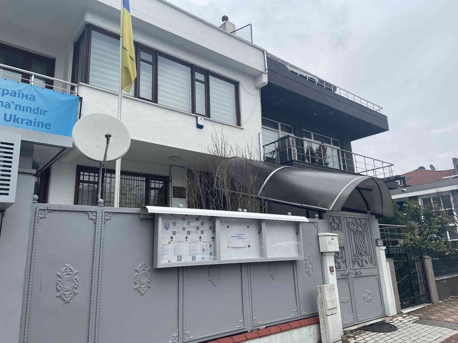 Türkiye’ye konferansa gelen 6 Ukraynalı doktor ülkesine dönmeyi bekliyor Türkiye’ye konferans için gelen 6 Ukraynalı doktor ülkelerine geri dönebilmek için Ukrayna İstanbul Başkonsolosluğu’na gelerek yardım istedi ...