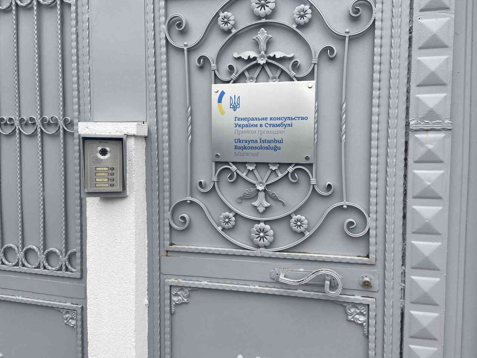 Türkiye’ye konferansa gelen 6 Ukraynalı doktor ülkesine dönmeyi bekliyor Türkiye’ye konferans için gelen 6 Ukraynalı doktor ülkelerine geri dönebilmek için Ukrayna İstanbul Başkonsolosluğu’na gelerek yardım istedi ...