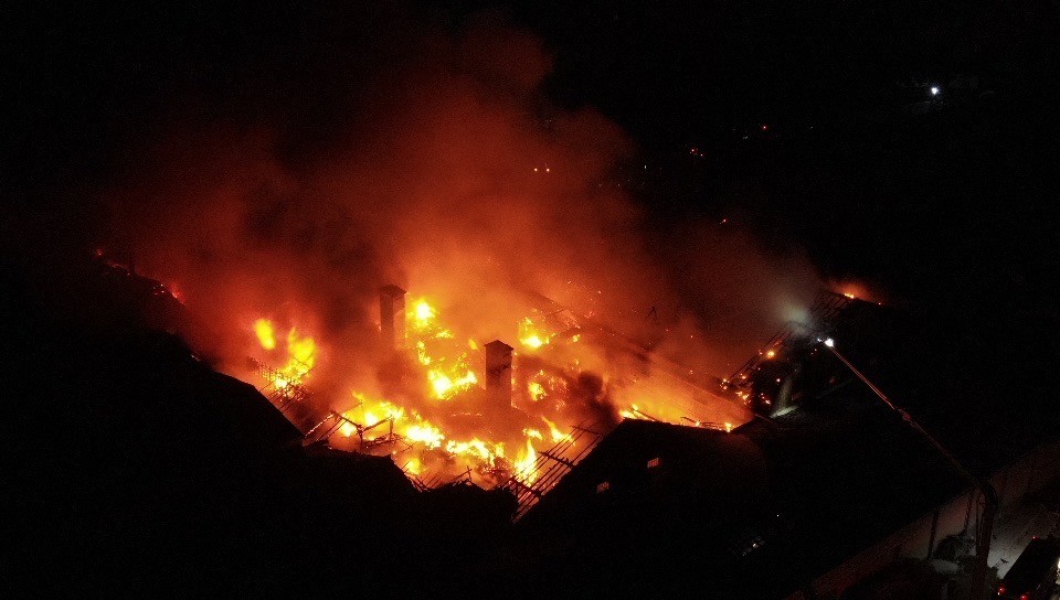 Tuzla’da alevlere teslim olan fabrika havadan görüntülendi Tuzla’da bir mukavva fabrikasında yangın çıktı. Alevler, yat atölyesi ile iki depoya da sıçradı. İtfaiye ekiplerinin yangına müdahalesi drone ile ...