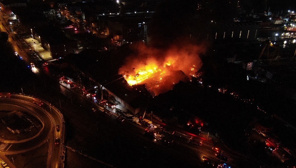 Tuzla’da alevlere teslim olan fabrika havadan görüntülendi Tuzla’da bir mukavva fabrikasında yangın çıktı. Alevler, yat atölyesi ile iki depoya da sıçradı. İtfaiye ekiplerinin yangına müdahalesi drone ile ...