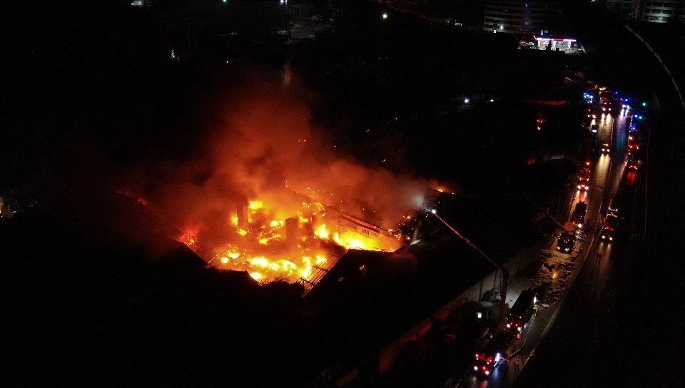 Tuzla’da alevlere teslim olan fabrika havadan görüntülendi Tuzla’da bir mukavva fabrikasında yangın çıktı. Alevler, yat atölyesi ile iki depoya da sıçradı. İtfaiye ekiplerinin yangına müdahalesi drone ile ...