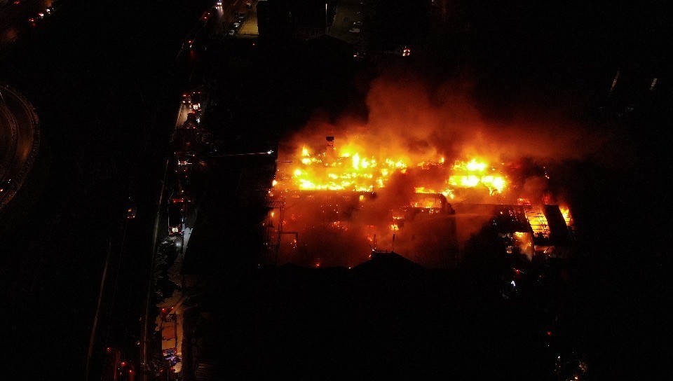 Tuzla’da alevlere teslim olan fabrika havadan görüntülendi Tuzla’da bir mukavva fabrikasında yangın çıktı. Alevler, yat atölyesi ile iki depoya da sıçradı. İtfaiye ekiplerinin yangına müdahalesi drone ile ...