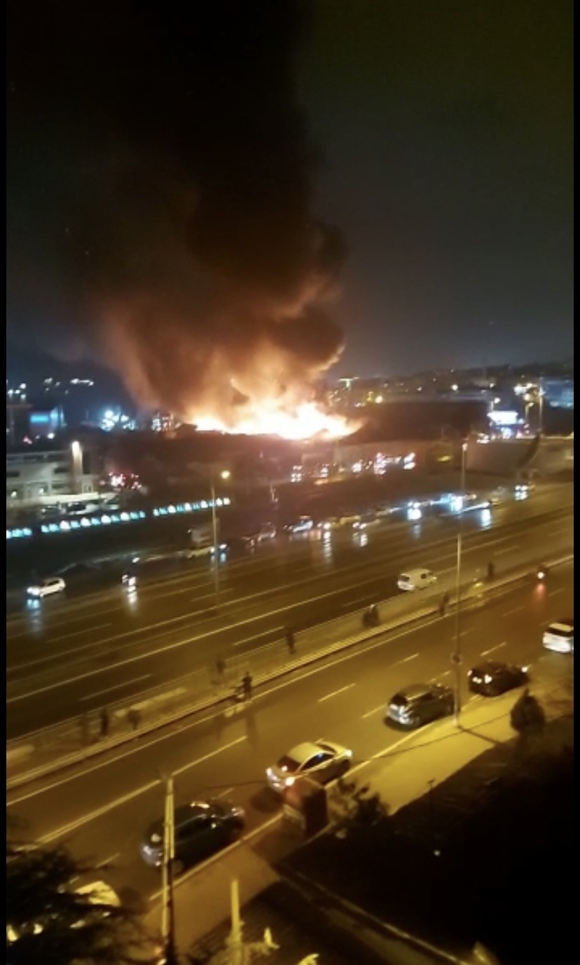 Tuzla’da iplik fabrikasında henüz belirlenemeyen bir nedenle yangın çıktı. Alevlere teslim olan fabrika yangınına itfaiye ekiplerince müdahale ...