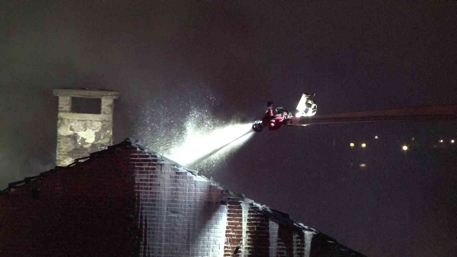 Tuzla’daki fabrika yangını 3 buçuk saatlik çalışma ile kontrol altına alındı Tuzla’da fabrika yangını itfaiye ekiplerinin 3 buçuk saatlik çalışmasının ardından kontrol altına alındı. Soğutma çalışmalarına devam eden ...