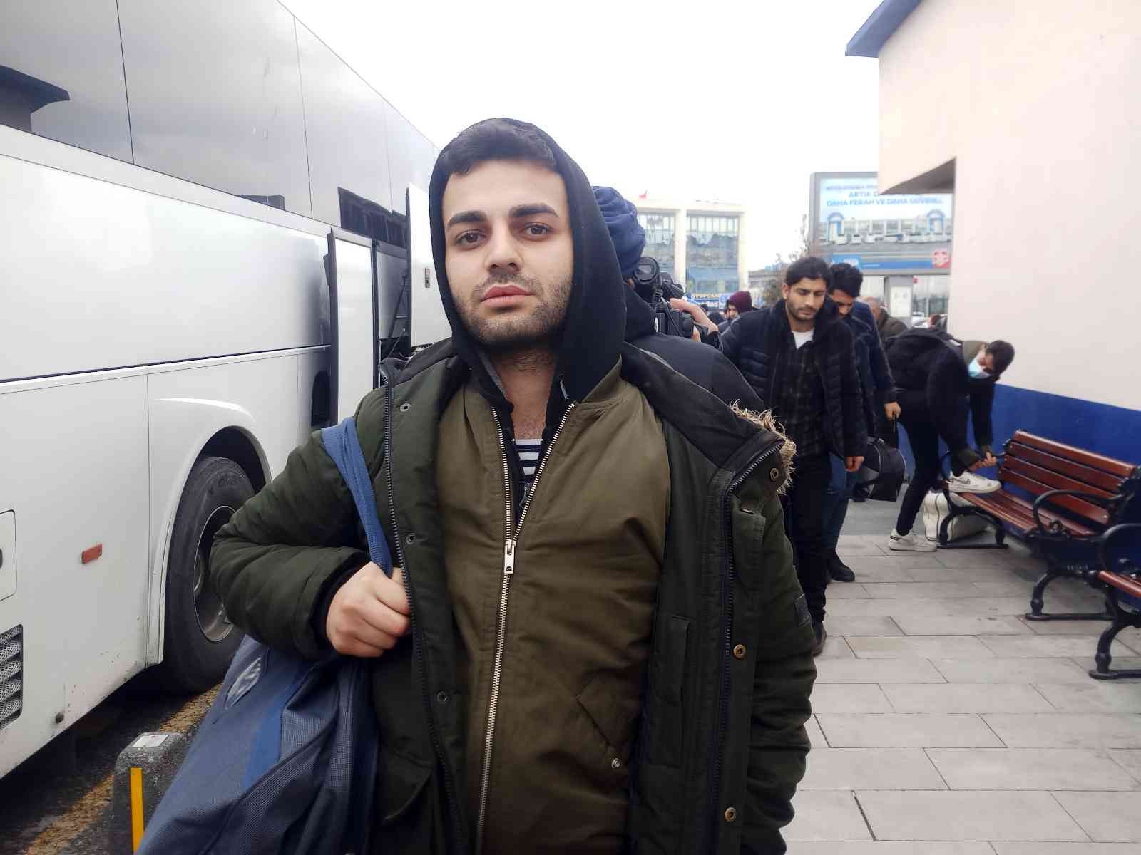 Ukrayna’dan tahliye edilen Türk vatandaşları İstanbul’a geldi Rusya’nın Ukrayna’ya saldırısı sonrası kara yoluyla bölgeden tahliye edilen Türk vatandaşları İstanbul’a geldi. Rusya’nın Ukrayna’ya saldırısı ...