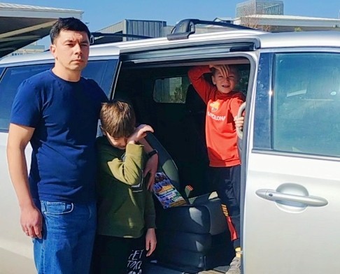 Ukrayna’dan Türkiye’ye gelen aile korku dolu anları anlattı Rusya’nın Ukrayna’ya saldırısı nedeniyle çocuklarını da yanına alıp Türkiye’ye gelen Kievli rahip, yaşadıklarını anlatırken zaman zaman duygu ...