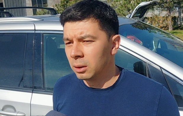 Ukrayna’dan Türkiye’ye gelen aile korku dolu anları anlattı Rusya’nın Ukrayna’ya saldırısı nedeniyle çocuklarını da yanına alıp Türkiye’ye gelen Kievli rahip, yaşadıklarını anlatırken zaman zaman duygu ...