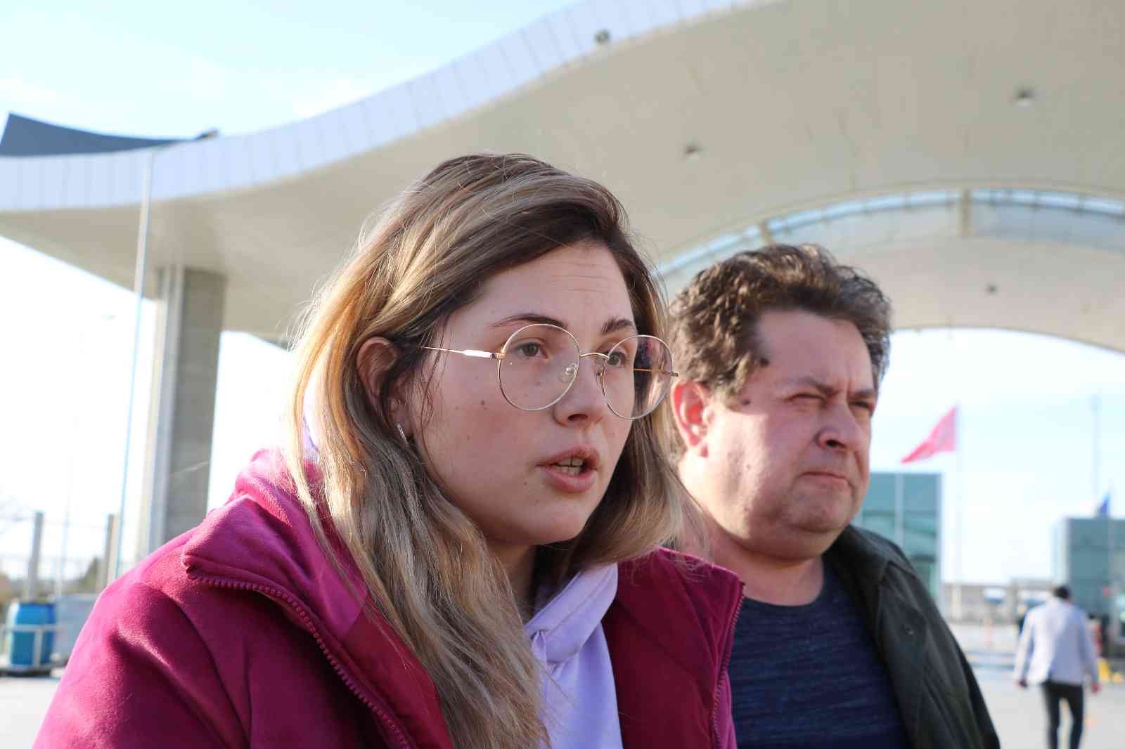 Ukraynalı genç kız gözyaşları içerisinde yaşanan dramı anlattı Rusya’nın Ukrayna’ya saldırısı nedeniyle ülkesini terk edip Türkiye’ye gelen Ukraynalı genç kız gözyaşları içerisinde yaşanan dramı anlattı ...