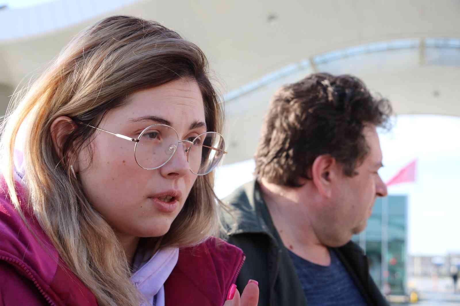 Ukraynalı genç kız gözyaşları içerisinde yaşanan dramı anlattı Rusya’nın Ukrayna’ya saldırısı nedeniyle ülkesini terk edip Türkiye’ye gelen Ukraynalı genç kız gözyaşları içerisinde yaşanan dramı anlattı ...