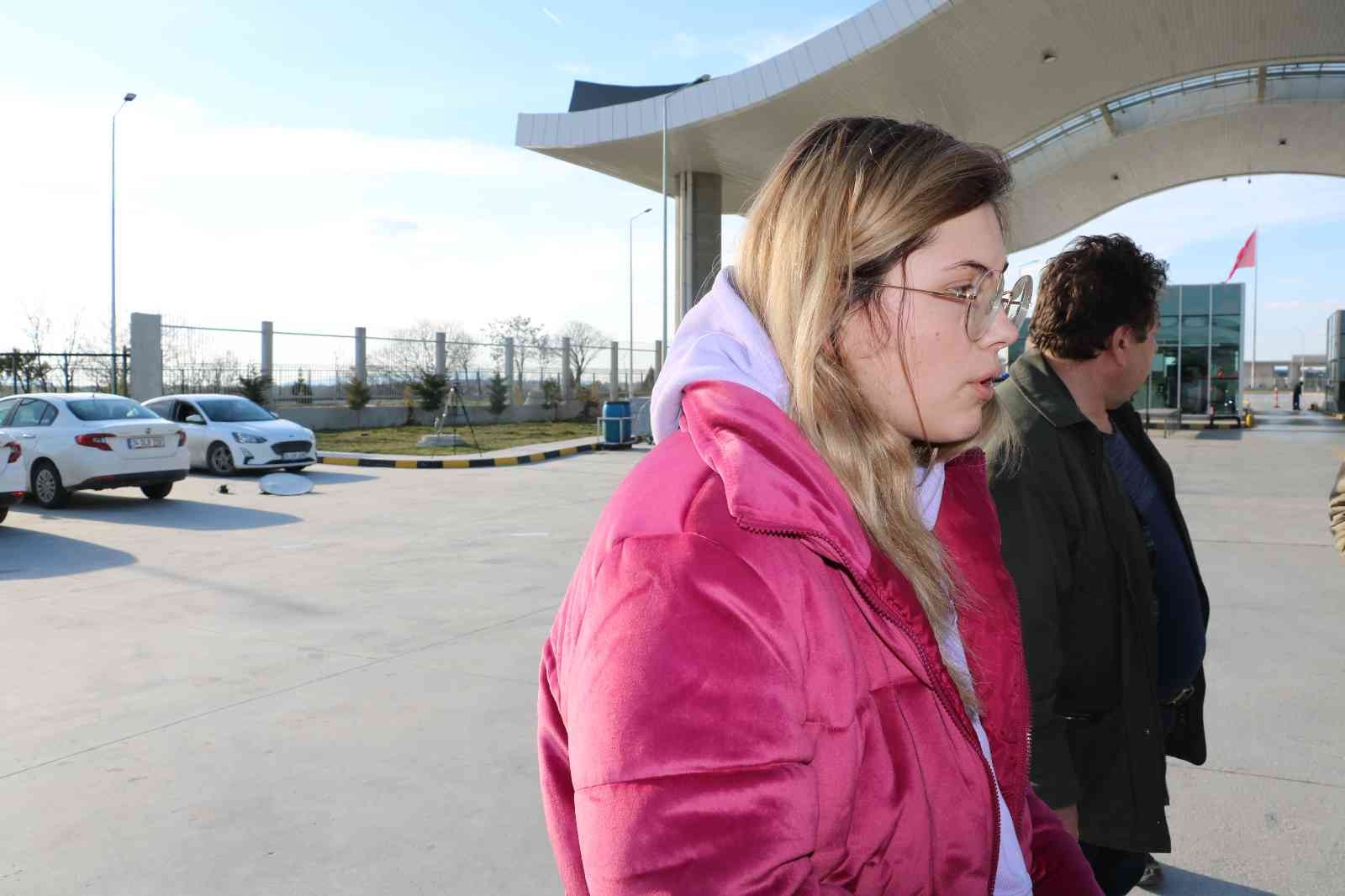 Ukraynalı genç kız gözyaşları içerisinde yaşanan dramı anlattı Rusya’nın Ukrayna’ya saldırısı nedeniyle ülkesini terk edip Türkiye’ye gelen Ukraynalı genç kız gözyaşları içerisinde yaşanan dramı anlattı ...