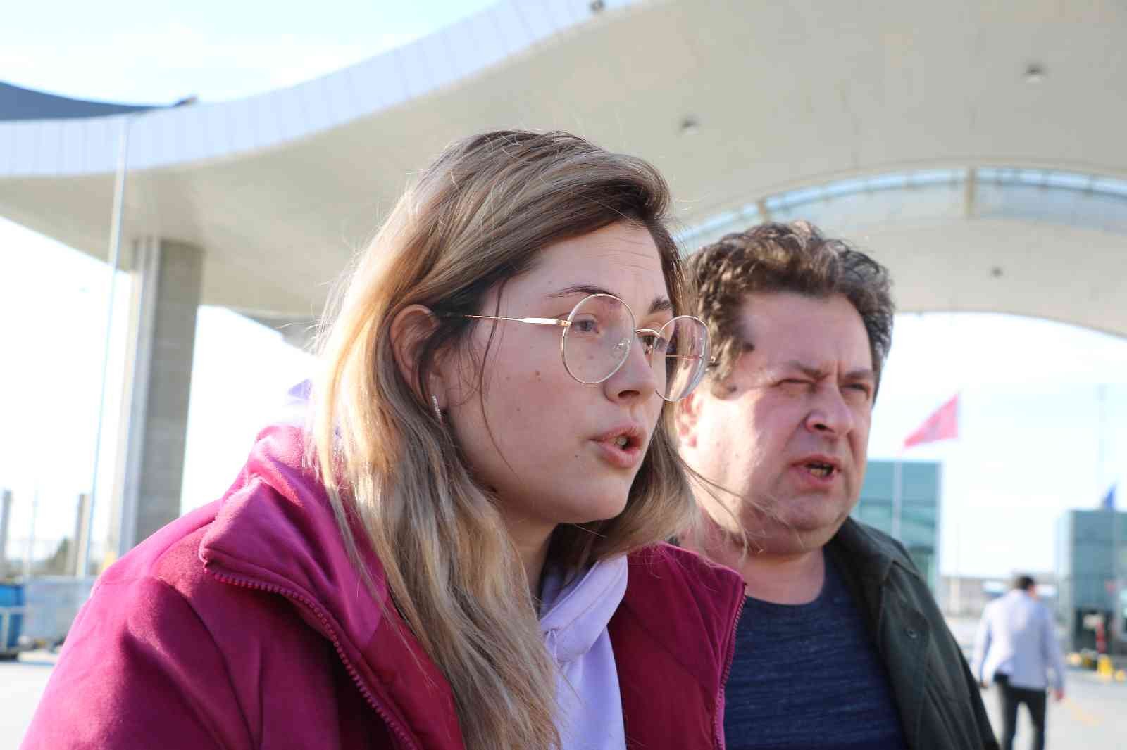 Ukraynalı genç kız gözyaşları içerisinde yaşanan dramı anlattı Rusya’nın Ukrayna’ya saldırısı nedeniyle ülkesini terk edip Türkiye’ye gelen Ukraynalı genç kız gözyaşları içerisinde yaşanan dramı anlattı ...