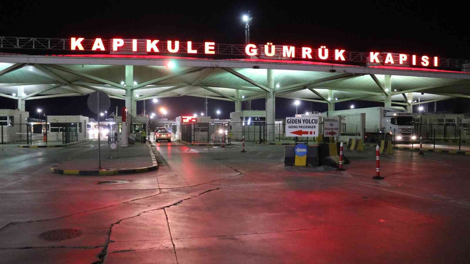 Ukrayna’ya ve Rusya’ya gidecek tır şoförlerinin sınır kapısında bekleyişi sürüyor Rusya’nın Ukrayna’ya yönelik askeri müdahalesi sebebiyle Ukrayna’nın birçok sınır kapısında işlem yapılmadığını belirten tır şoförleri, Kapıkule ...