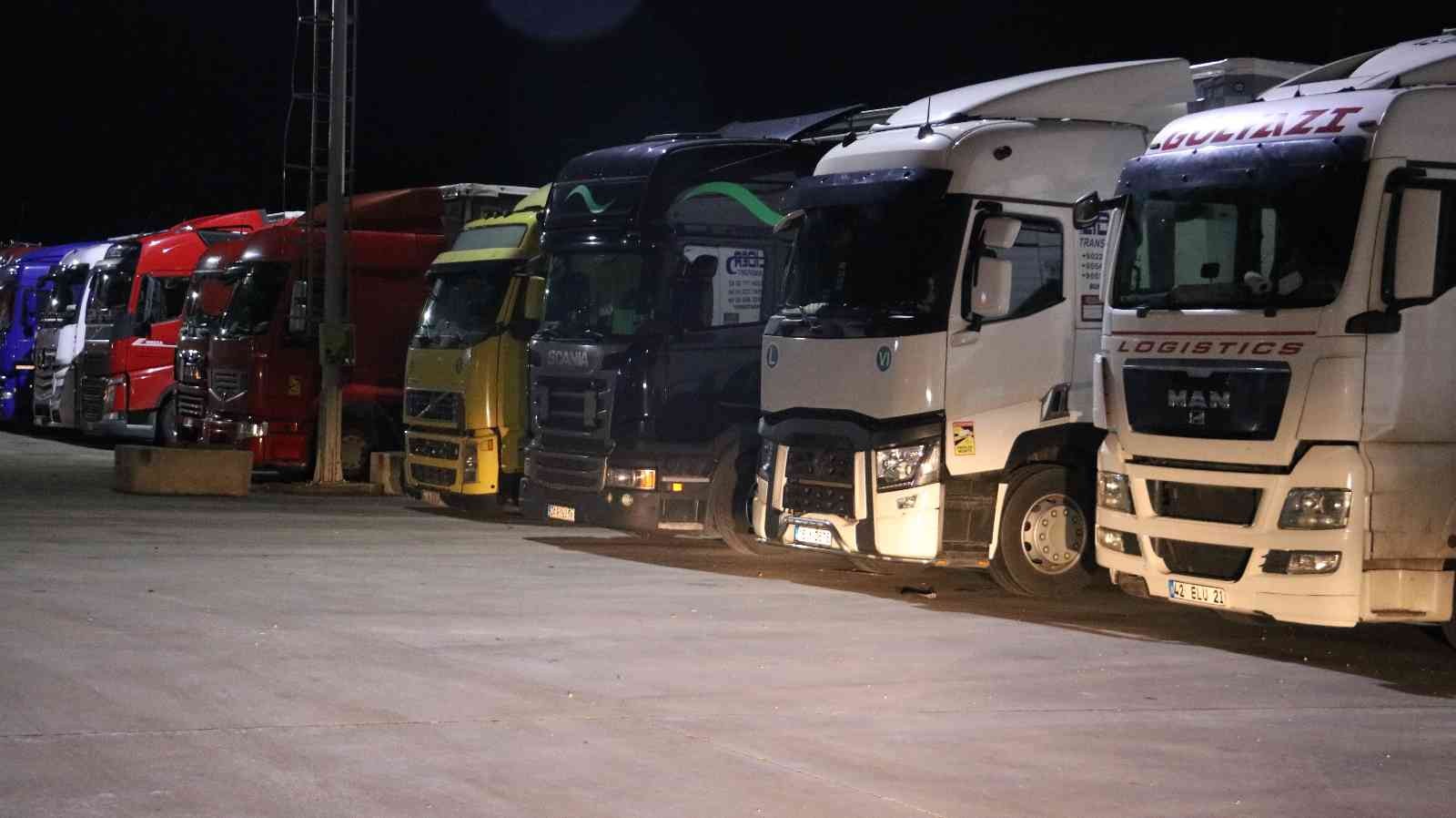 Ukrayna’ya ve Rusya’ya gidecek tır şoförlerinin sınır kapısında bekleyişi sürüyor Rusya’nın Ukrayna’ya yönelik askeri müdahalesi sebebiyle Ukrayna’nın birçok sınır kapısında işlem yapılmadığını belirten tır şoförleri, Kapıkule ...