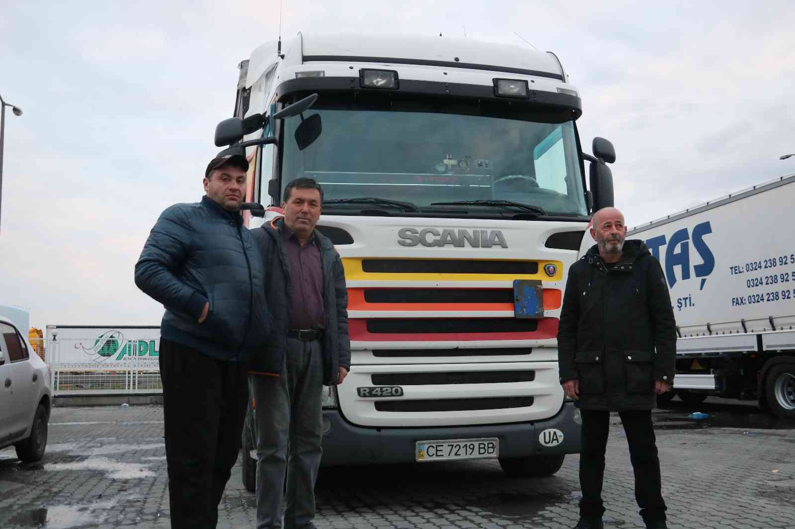 Ukrayna’ya ve Rusya’ya gidecek tır şoförlerinin sınır kapısında bekleyişi sürüyor Rusya’nın Ukrayna’ya yönelik askeri müdahalesi sebebiyle Ukrayna’nın birçok sınır kapısında işlem yapılmadığını belirten tır şoförleri, Kapıkule ...