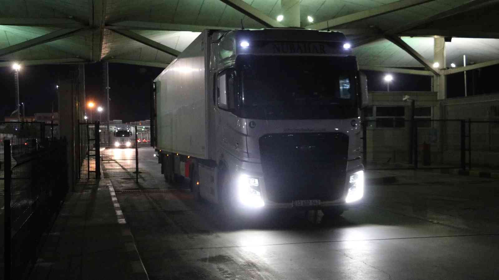 Ukrayna’ya ve Rusya’ya gidecek tır şoförlerinin sınır kapısında bekleyişi sürüyor Rusya’nın Ukrayna’ya yönelik askeri müdahalesi sebebiyle Ukrayna’nın birçok sınır kapısında işlem yapılmadığını belirten tır şoförleri, Kapıkule ...