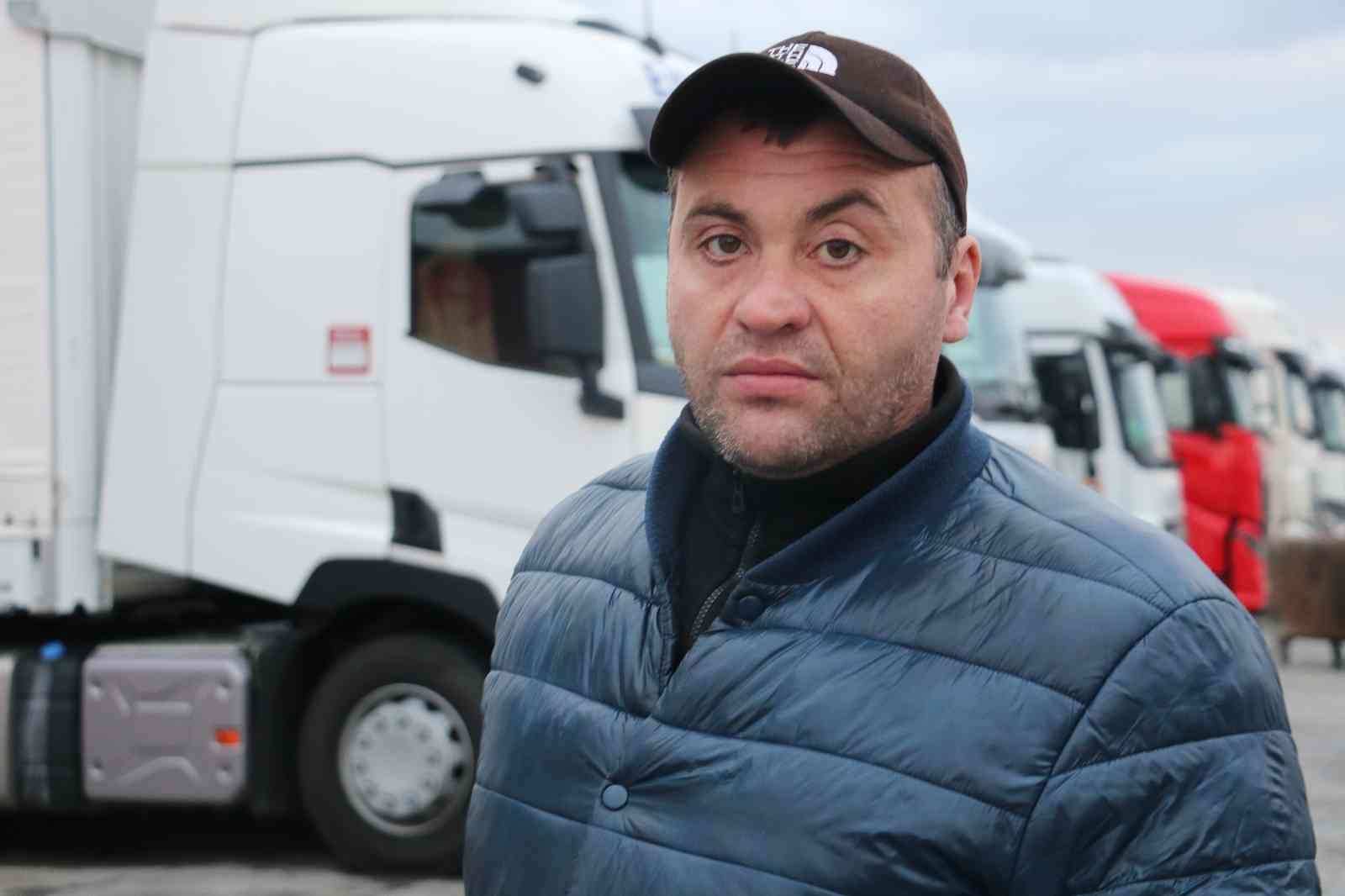 Ukrayna’ya ve Rusya’ya gidecek tır şoförlerinin sınır kapısında bekleyişi sürüyor Rusya’nın Ukrayna’ya yönelik askeri müdahalesi sebebiyle Ukrayna’nın birçok sınır kapısında işlem yapılmadığını belirten tır şoförleri, Kapıkule ...