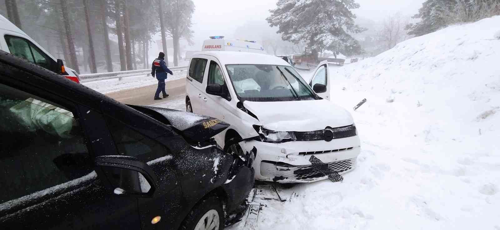 Uludağ yolunda araçlar kafa kafaya çarpıştı: 3 yaralı Bursa Uludağ yolunda etkili olan kar yağışı ve sis sonucu iki araç kafa kafaya çarpıştı. Çarpışma sonucu 3 kişi yaralandı. Kaza, dün öğle ...