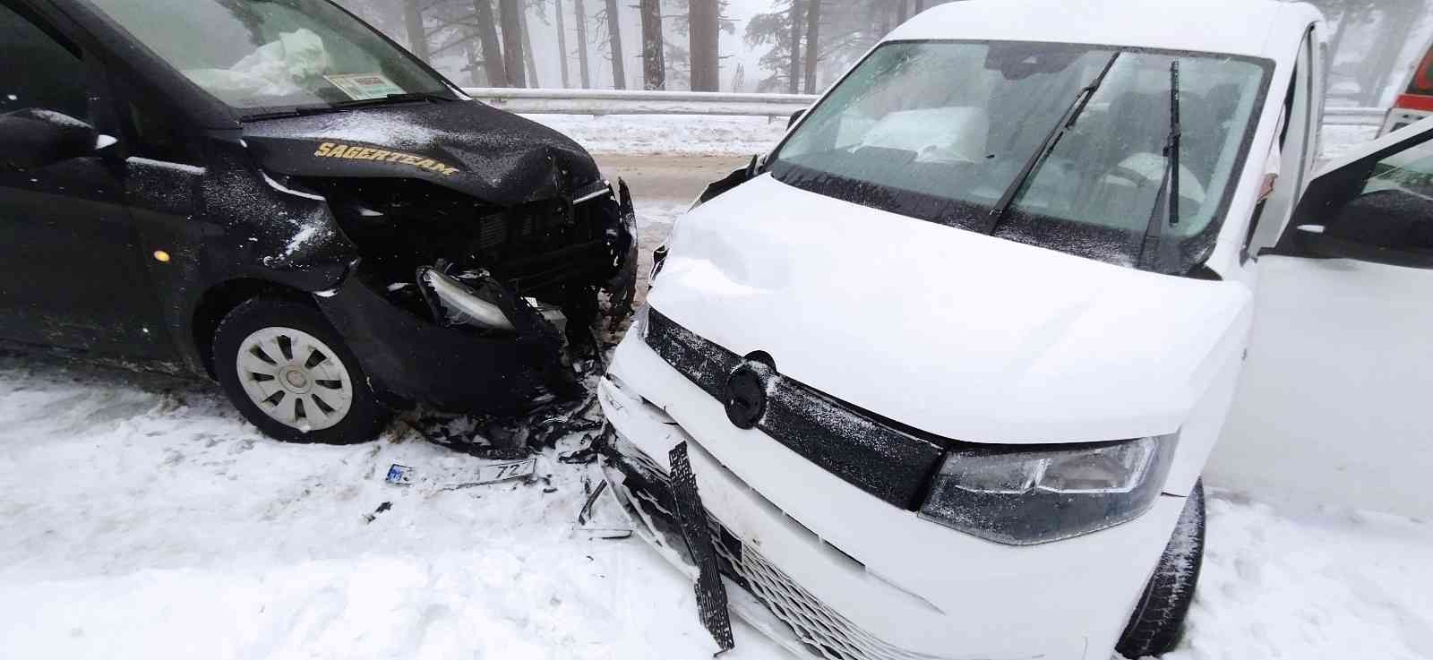 Uludağ yolunda araçlar kafa kafaya çarpıştı: 3 yaralı Bursa Uludağ yolunda etkili olan kar yağışı ve sis sonucu iki araç kafa kafaya çarpıştı. Çarpışma sonucu 3 kişi yaralandı. Kaza, dün öğle ...