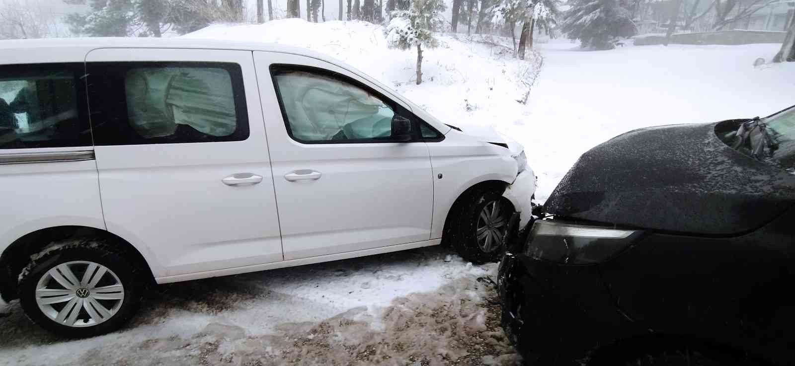 Uludağ yolunda araçlar kafa kafaya çarpıştı: 3 yaralı Bursa Uludağ yolunda etkili olan kar yağışı ve sis sonucu iki araç kafa kafaya çarpıştı. Çarpışma sonucu 3 kişi yaralandı. Kaza, dün öğle ...