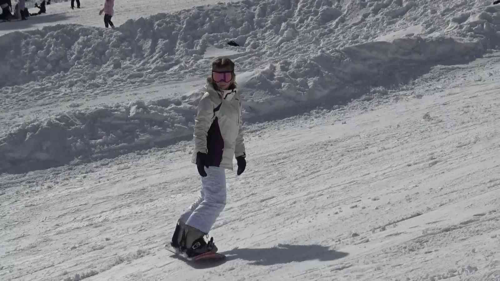 Uludağ’da sezon sonu için geri sayım başladı Uludağ’da tatilciler sezonun sonlarına doğru güneşli havada kayak yapmanın keyfini çıkarttı. Kış turizminin gözde merkezlerinden Uludağ’da sezon ...