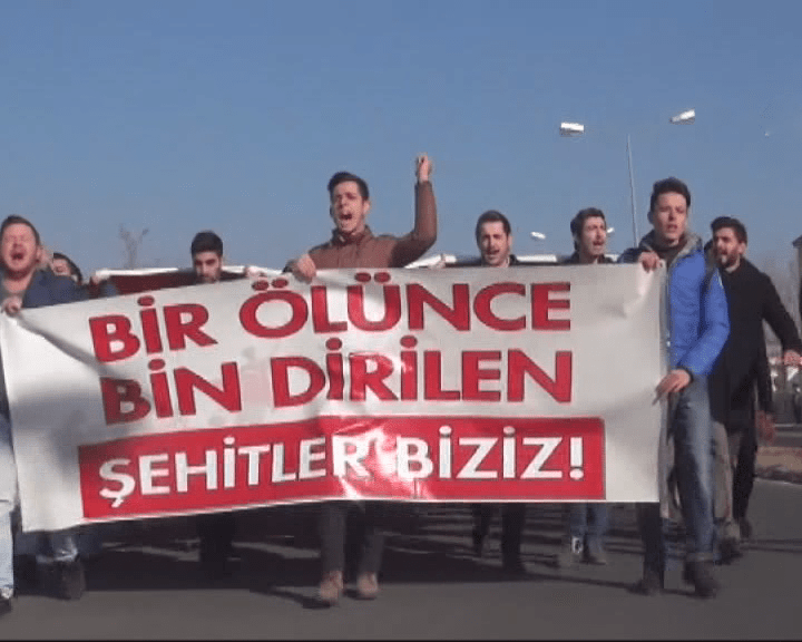ÜNİVERSİTE ÖĞRENCİLERİ TERÖR OLAYLARINI PROTESTO ETTİ