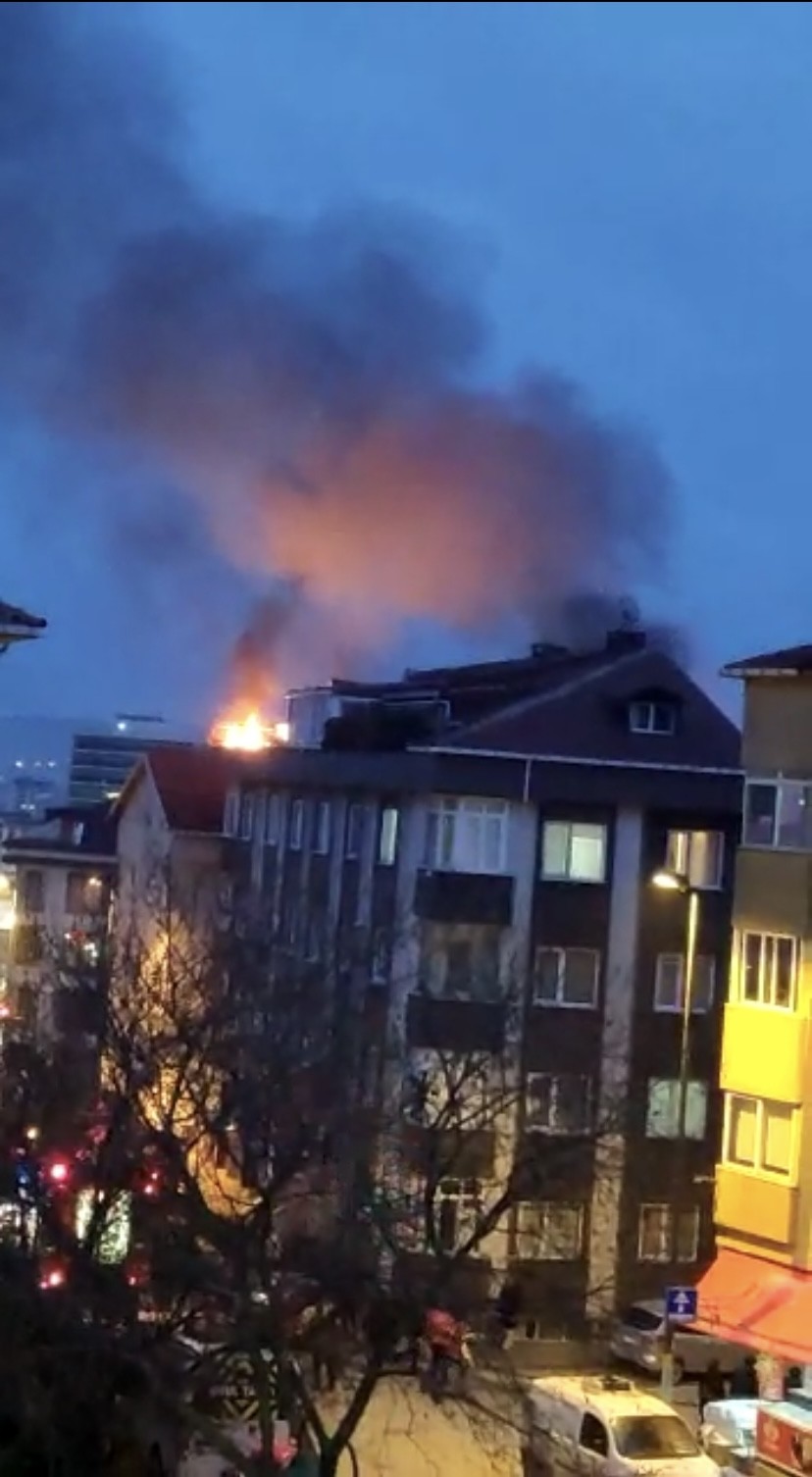 İstanbul Üsküdar’da, 5 katlı binanın çatısında çıkan yangın paniğe yol açtı. Kısa sürede yan binaya da sıçrayan yangın, diğer ilçelerden gelen ...