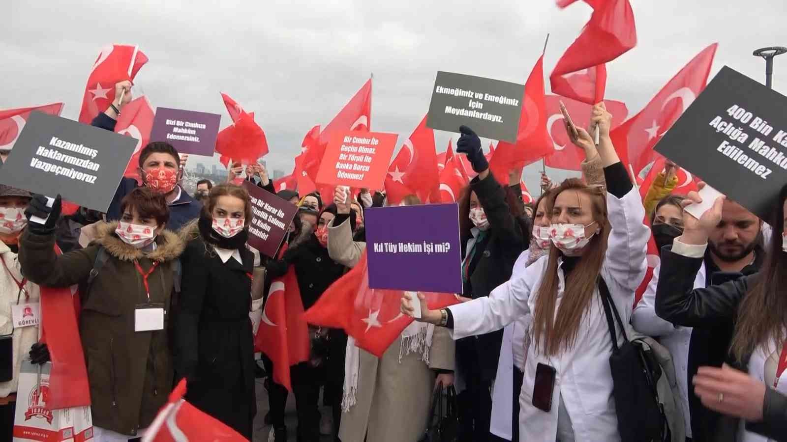 Üsküdar’da beyaz önlük giyen güzellik uzmanlarından epilasyon eylemi Danıştay tarafından verilen karar sonrası güzellik salonlarında fotoepilasyon cihazlarının kullanımının yasaklanmasına karşı Türkiye’nin dört bir ...