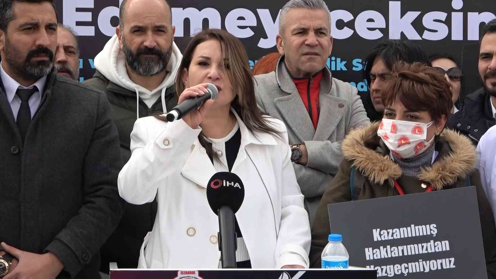 Üsküdar’da beyaz önlük giyen güzellik uzmanlarından epilasyon eylemi Danıştay tarafından verilen karar sonrası güzellik salonlarında fotoepilasyon cihazlarının kullanımının yasaklanmasına karşı Türkiye’nin dört bir ...