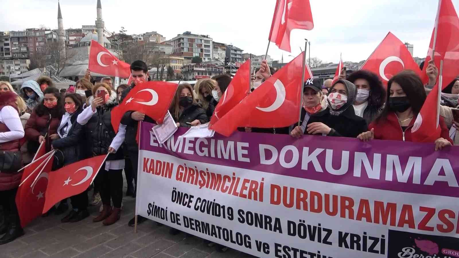 Üsküdar’da beyaz önlük giyen güzellik uzmanlarından epilasyon eylemi Danıştay tarafından verilen karar sonrası güzellik salonlarında fotoepilasyon cihazlarının kullanımının yasaklanmasına karşı Türkiye’nin dört bir ...