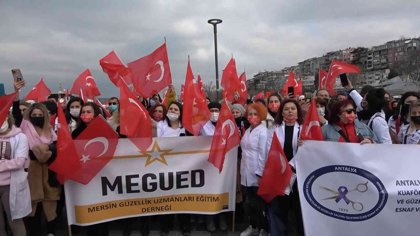 Üsküdar’da beyaz önlük giyen güzellik uzmanlarından epilasyon eylemi Danıştay tarafından verilen karar sonrası güzellik salonlarında fotoepilasyon cihazlarının kullanımının yasaklanmasına karşı Türkiye’nin dört bir ...