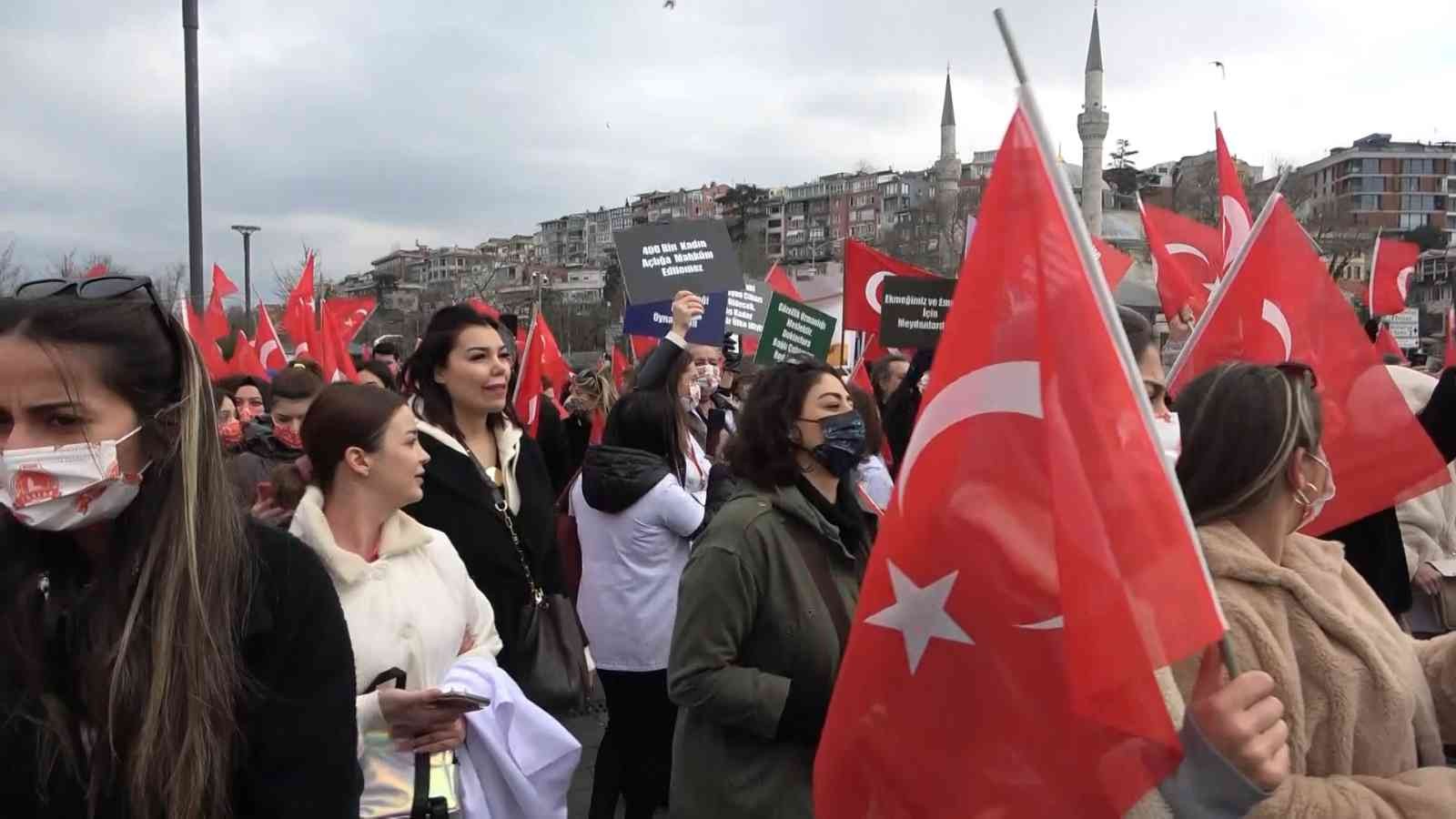 Üsküdar’da beyaz önlük giyen güzellik uzmanlarından epilasyon eylemi Danıştay tarafından verilen karar sonrası güzellik salonlarında fotoepilasyon cihazlarının kullanımının yasaklanmasına karşı Türkiye’nin dört bir ...