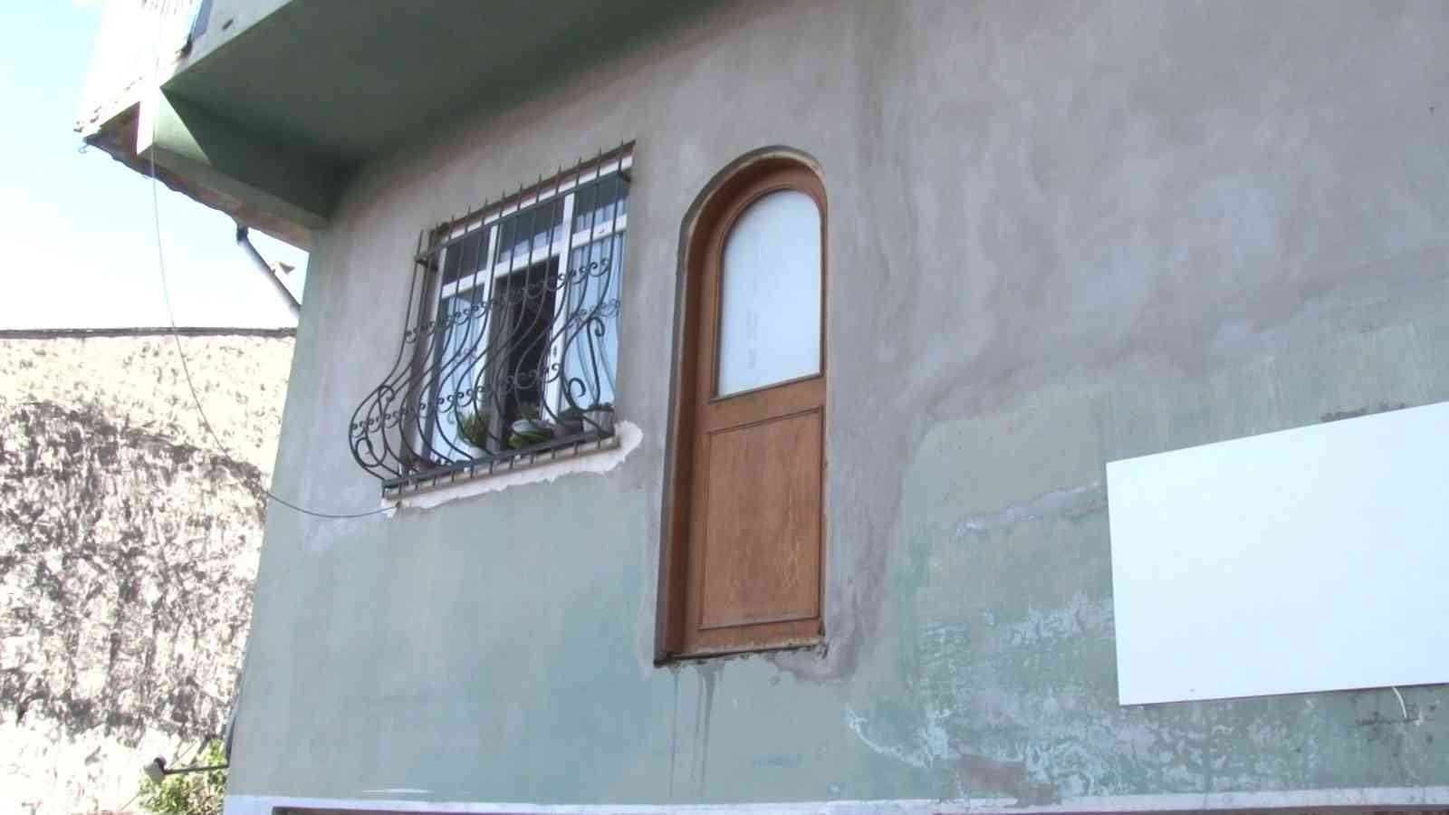 Üsküdar’da ilginç bina: Kapısı var, çıkışı yok Üsküdar’da bir binaya ait dairenin arka cephesinde yer alan kapının, çıkışı olmaması görenleri şaşkına çeviriyor. Kapının önünde balkon ya da ...