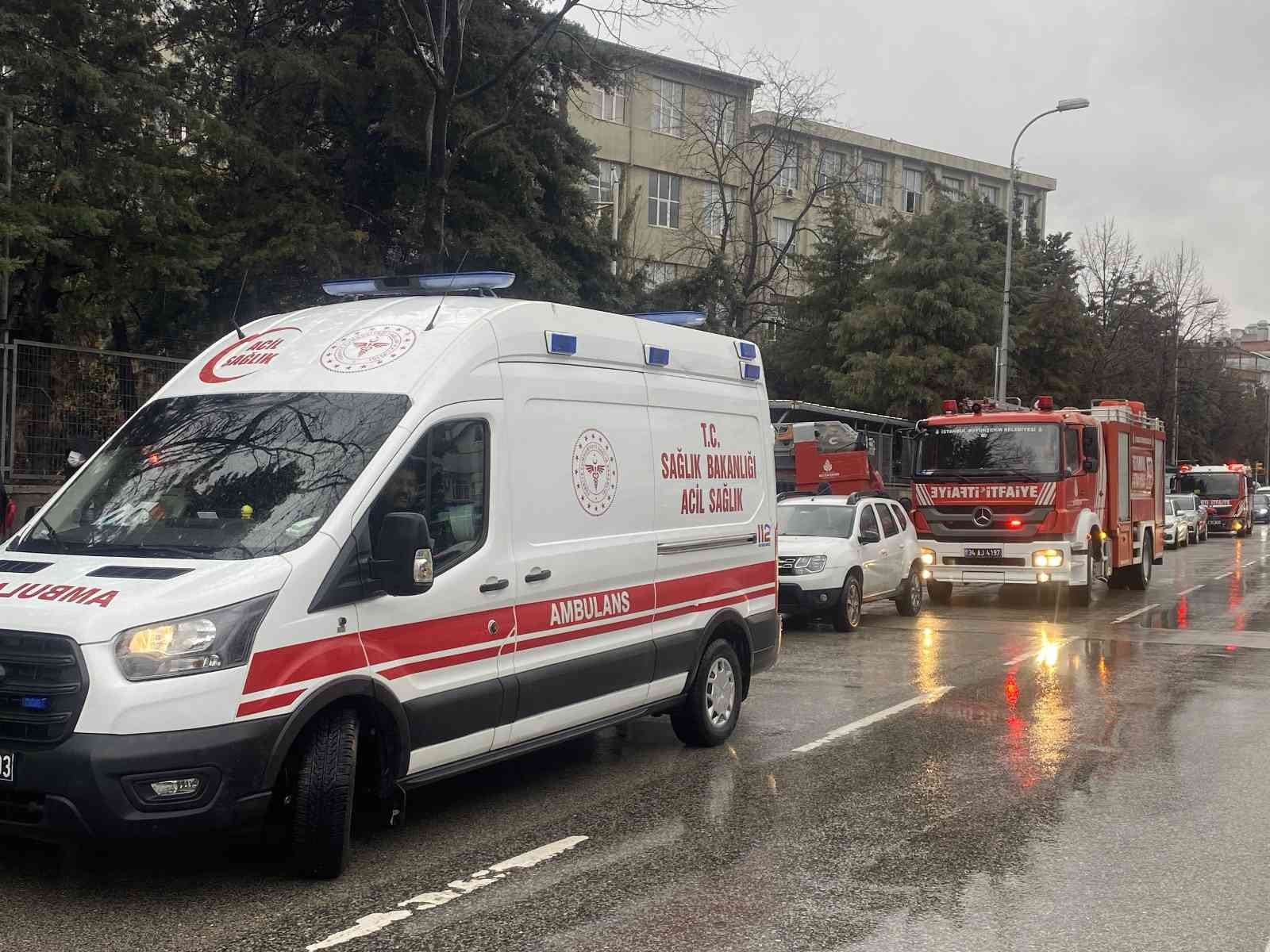 Üsküdar’da Marmara Üniversitesi’nde yangın paniği Üsküdar’da bulunan Marmara Üniversitesi Güzel Sanatlar Fakültesinde yangın çıktı. Üniversite öğrencilerinin yangın nedeniyle panik içerisinde ...