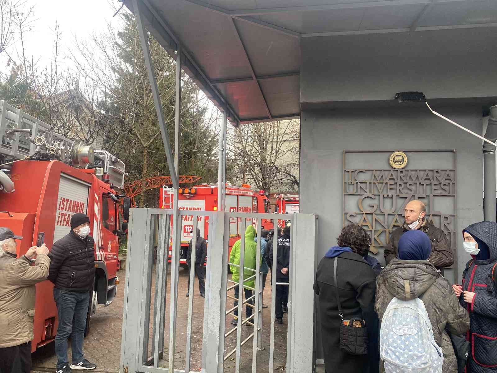 Üsküdar’da Marmara Üniversitesi’nde yangın paniği Üsküdar’da bulunan Marmara Üniversitesi Güzel Sanatlar Fakültesinde yangın çıktı. Üniversite öğrencilerinin yangın nedeniyle panik içerisinde ...