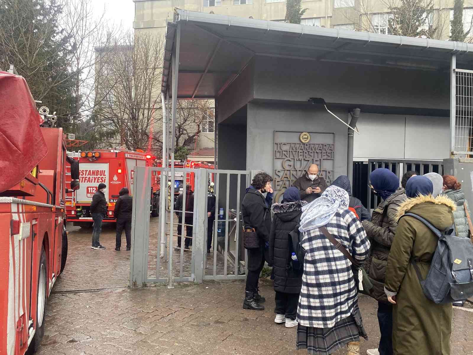 Üsküdar’da Marmara Üniversitesi’nde yangın paniği Üsküdar’da bulunan Marmara Üniversitesi Güzel Sanatlar Fakültesinde yangın çıktı. Üniversite öğrencilerinin yangın nedeniyle panik içerisinde ...