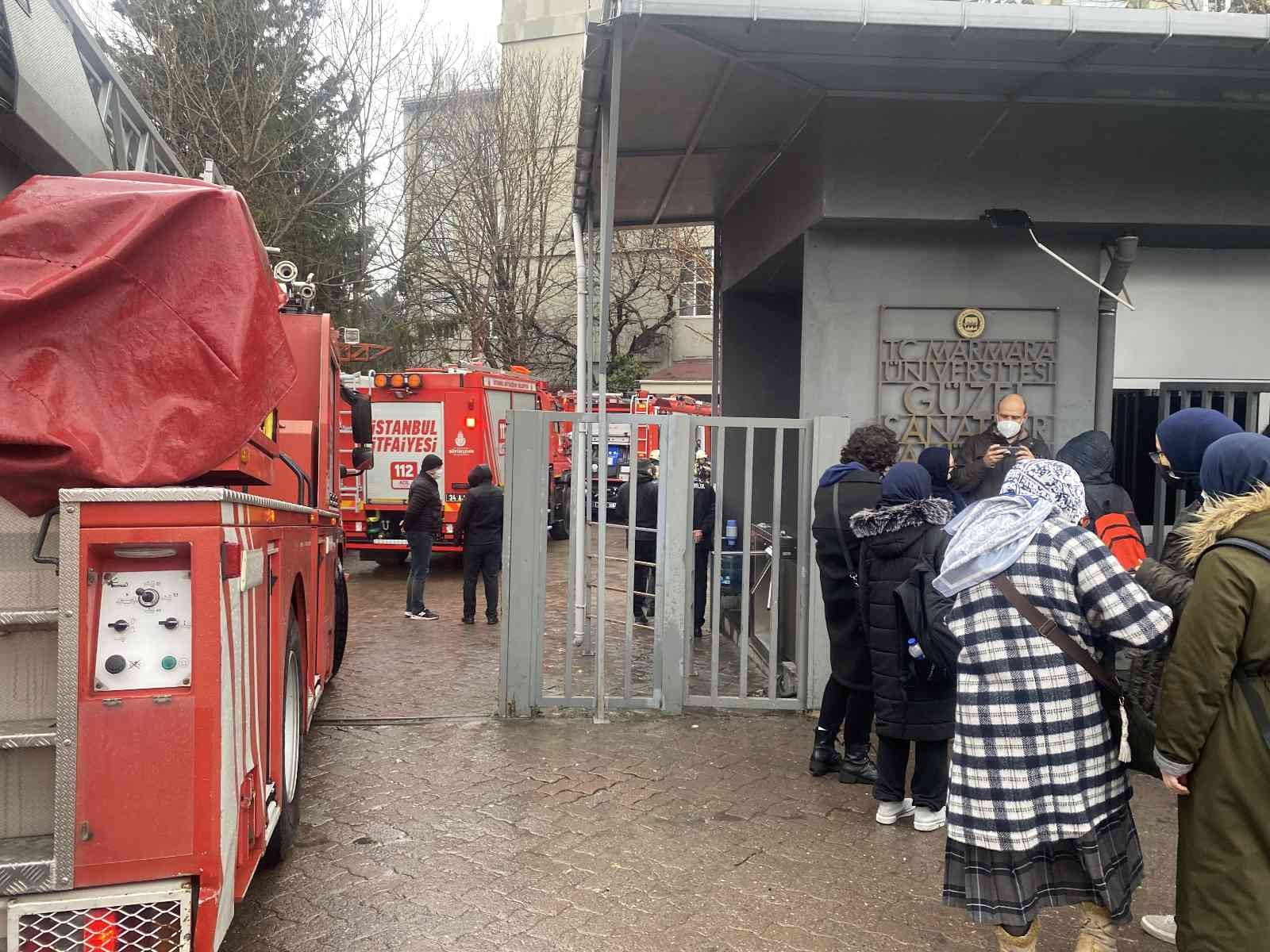 Üsküdar’da Marmara Üniversitesi’nde yangın paniği Üsküdar’da bulunan Marmara Üniversitesi Güzel Sanatlar Fakültesinde yangın çıktı. Üniversite öğrencilerinin yangın nedeniyle panik içerisinde ...