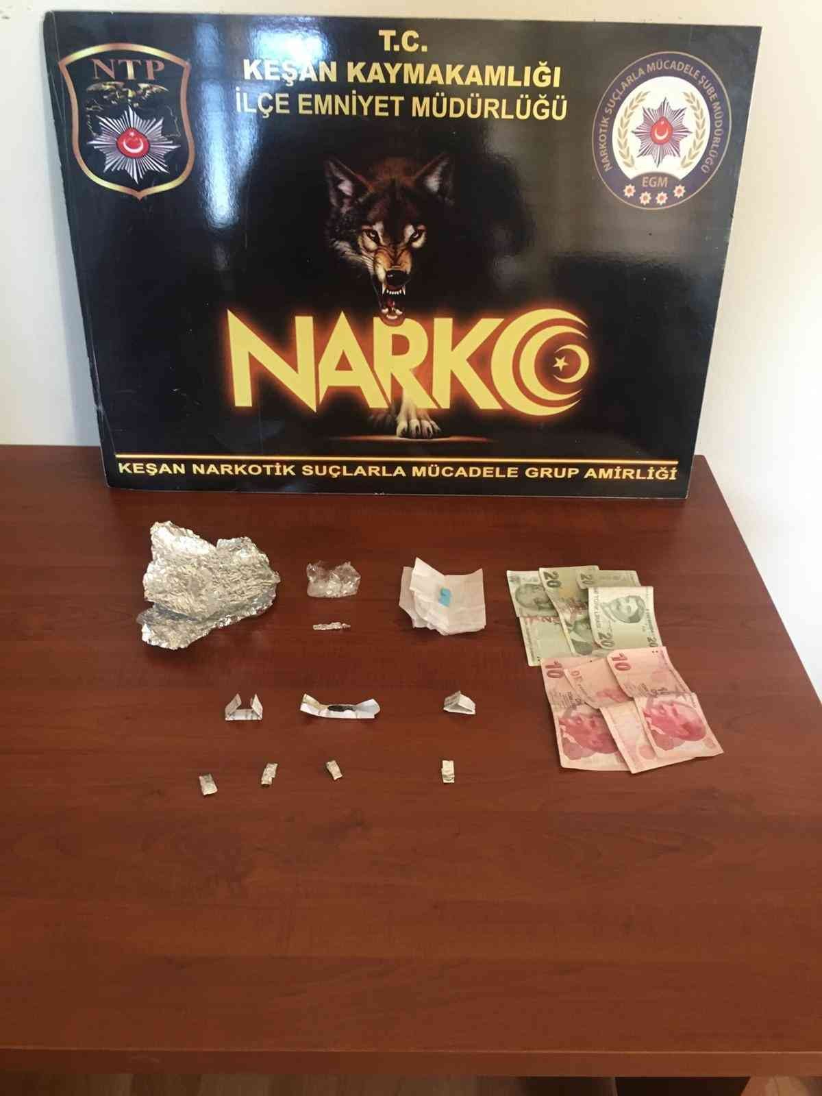 Uyuşturucuyu kullanan da satan da yakalandı Edirne’nin Keşan ilçesinde şüpheli bir şahsın üst aramasında çıkan uyuşturucu maddelerin izini süren polis, uyuşturucunun satıldığı eve ulaştı ...