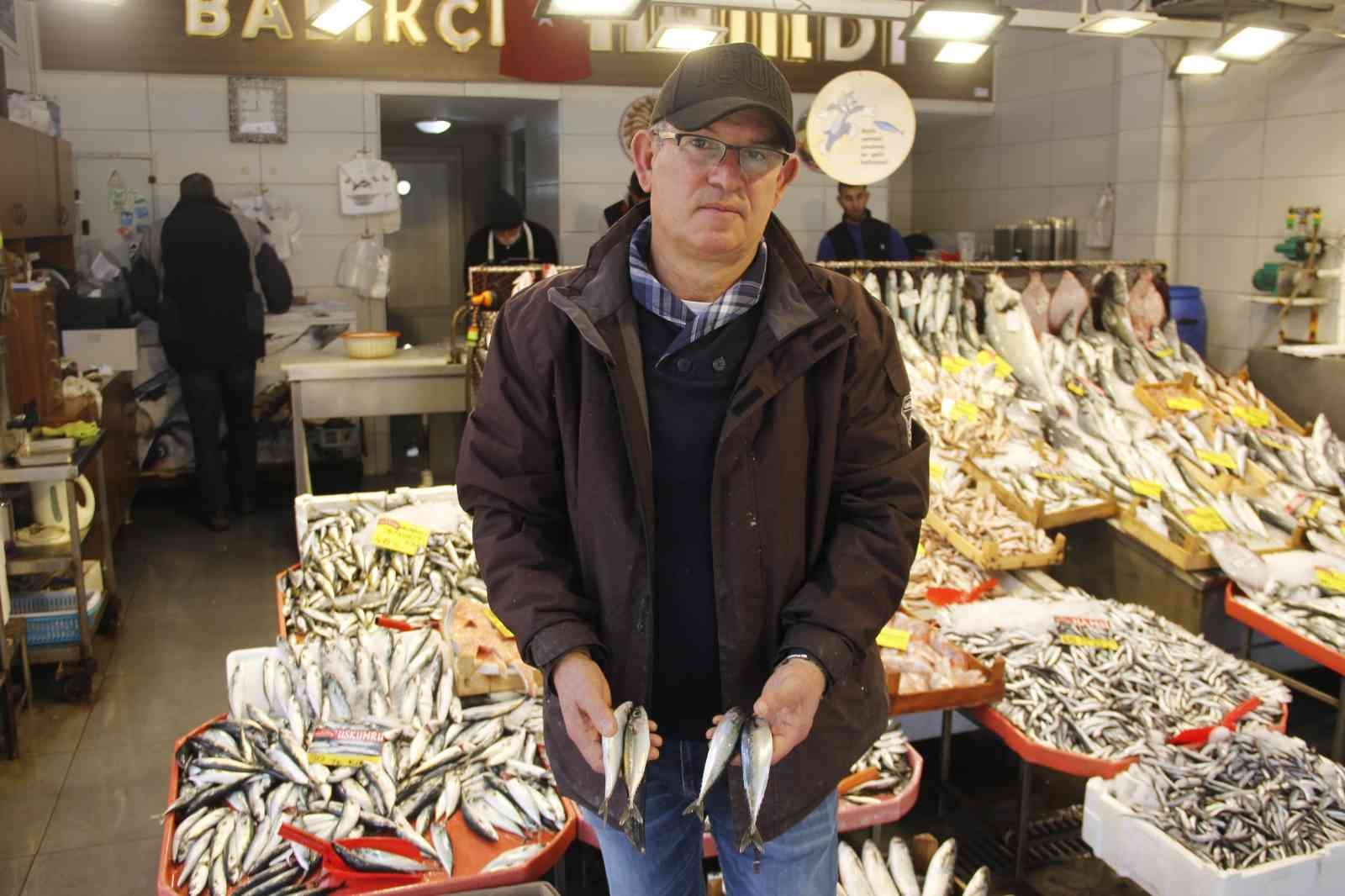 Uzun yıllardır görünmüyordu, yeniden tezgahları şenlendirmeye başladı KOCAELİ (İHA) – Uzun yıllardır denizlerde bolca bulunamayan uskumru yavrusu, Kocaeli’de yeniden balık tezgahlarını süslemeye başladı. Uskumru ...