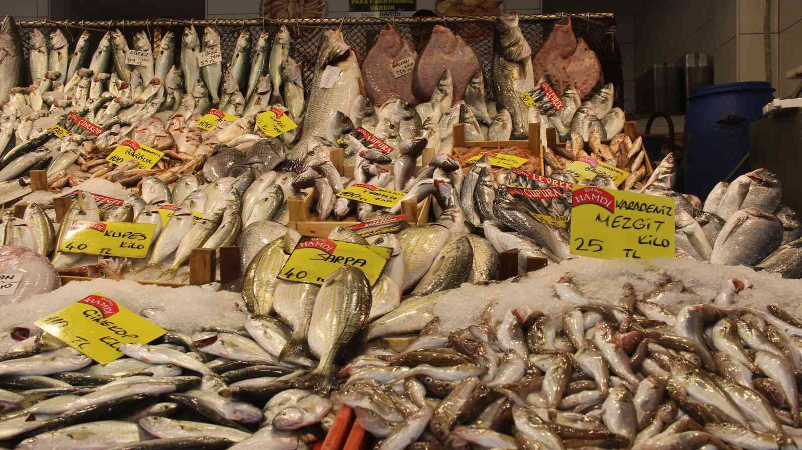 Uzun yıllardır görünmüyordu, yeniden tezgahları şenlendirmeye başladı KOCAELİ (İHA) – Uzun yıllardır denizlerde bolca bulunamayan uskumru yavrusu, Kocaeli’de yeniden balık tezgahlarını süslemeye başladı. Uskumru ...