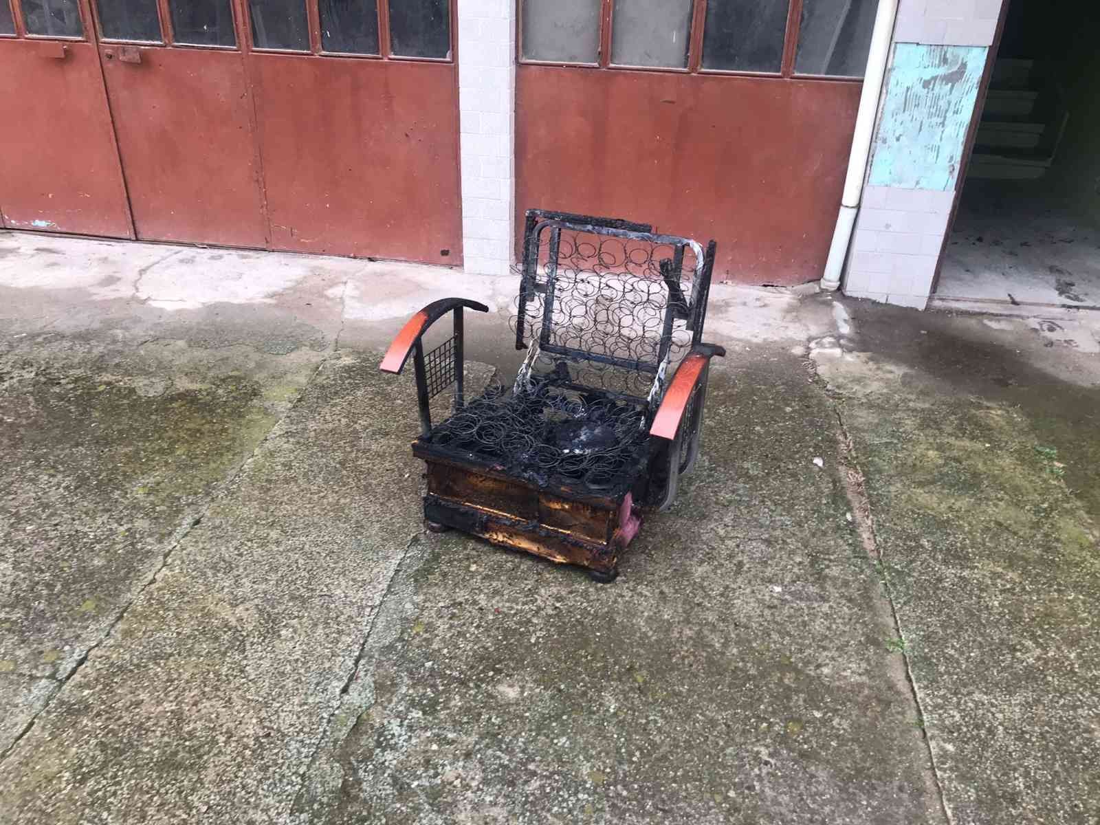 Uzunköprü'de Bacadan çıkan yangın evi yaktı Edirne’nin Uzunköprü ilçesinde bacadan çıkan yangın evde hasara neden oldu. Yangın, ilçede bulunan Mareşal Fevzi Çakmak Mahallesi Arif Yayalar ...