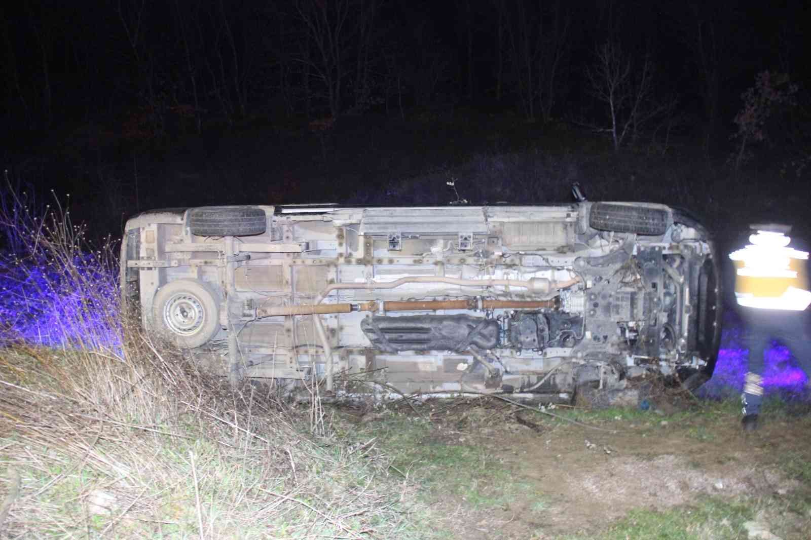 Vakaya giden ambulans virajı alamayınca yan yattı Kocaeli’de vakaya giden ambulans virajı alamaması neticesinde yan yattı. Sağlık çalışanları ise yan yatan araçtan kendi imkanlarıyla çıktı. Olay ...