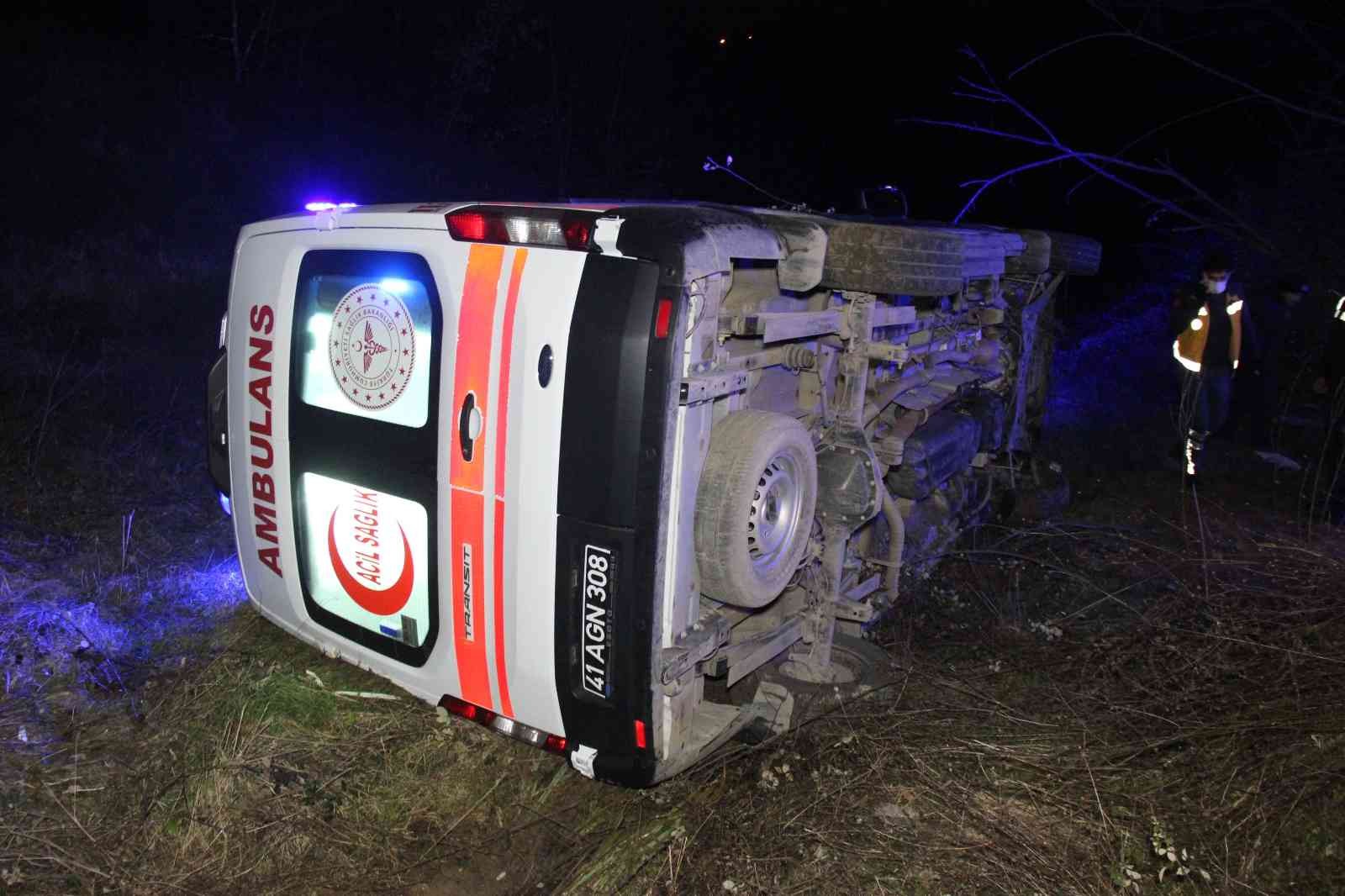Vakaya giden ambulans virajı alamayınca yan yattı Kocaeli’de vakaya giden ambulans virajı alamaması neticesinde yan yattı. Sağlık çalışanları ise yan yatan araçtan kendi imkanlarıyla çıktı. Olay ...